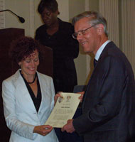 Daire receives her Certificate and the Katrine Prince Prize for practical guiding from Lord Mayor David Lewis